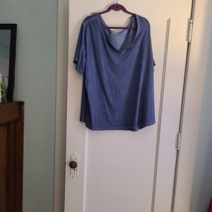 V-neck t-shirt